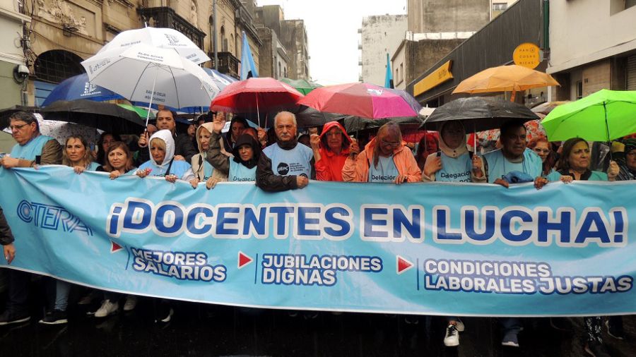 Las marchas de los maestros se repitieron en numerosas ciudades de la provincia de Cordoba.