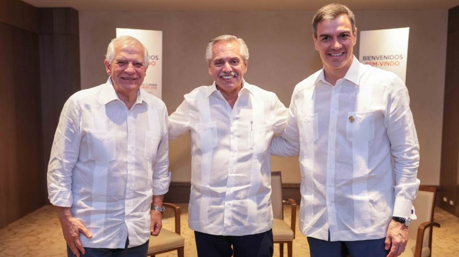 Alberto Fernández, con Pedro Sanchez y Joseph Borrell.