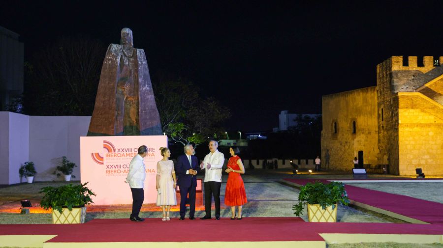 Alberto Fernández y Fabiola Yañez en la recepción oficial, con el presidente Abinader, su esposa, y el secretario iberoamericano Andrés Allamand.