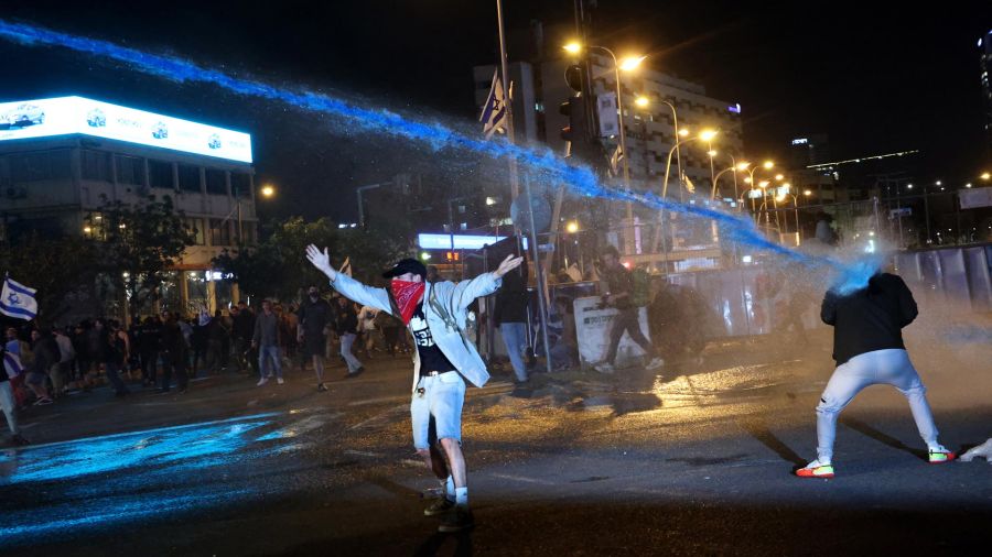 Fotogaleria Las fuerzas de seguridad israelíes utilizan cañones de agua para dispersar a los manifestantes durante las manifestaciones que tienen lugar en Tel Aviv
