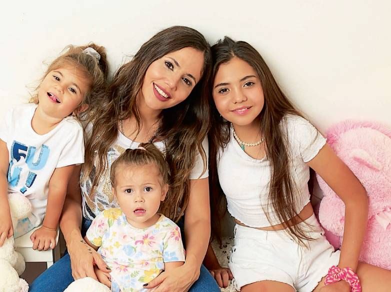 Romina Uhrig presentó a sus hijas y enfrentó las críticas: 