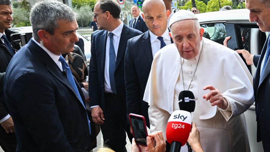 El papa Francisco, al salir del hospital en que estuvo internado en Roma.