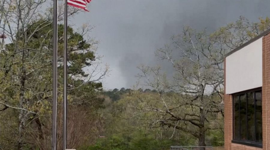 Fuertes tornados en Arkansas. El presidente Biden y su esposa viajaron al lugar del desastre.