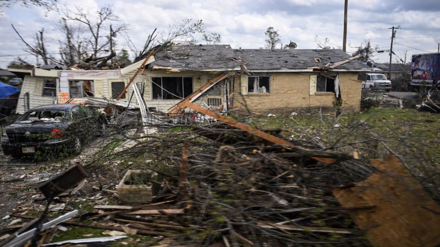 Fuertes tornados en Arkansas. El presidente Biden y su esposa viajaron al lugar del desastre.