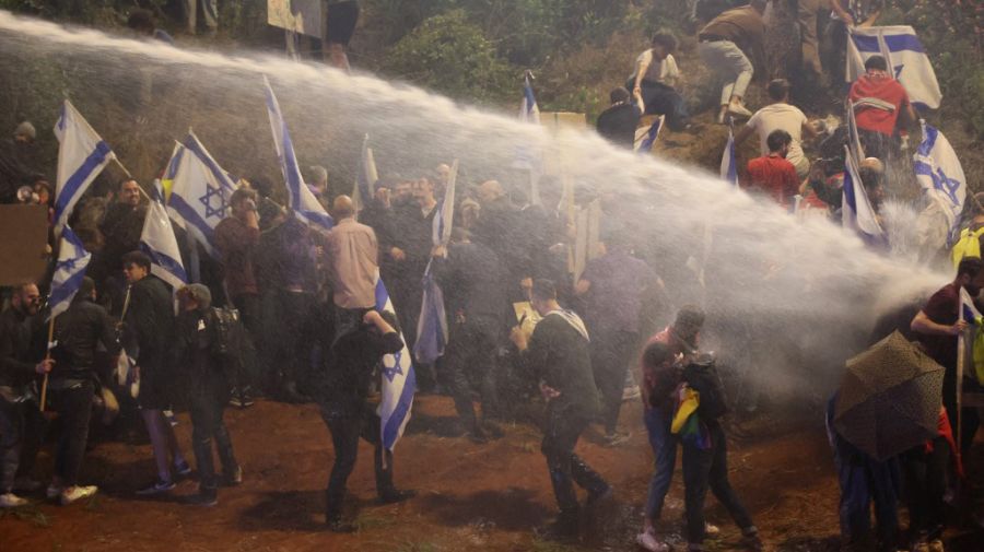 Miles de personas manifestaron en las calles de varias ciudades de Israel contra la reforma judicial que impulsa Netanyahu.