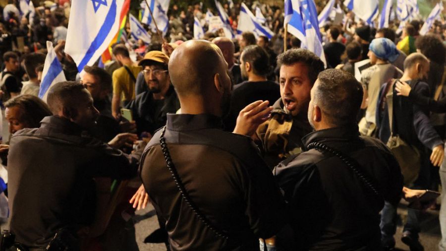 Thousands of people demonstrated in the streets of various cities in Israel against the judicial reform promoted by Netanyahu.