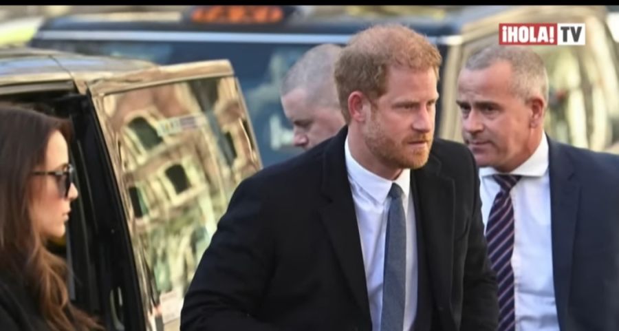 El príncipe Harry eligió una camisa de Dior con bordado en hilos de oro para visitar Londres