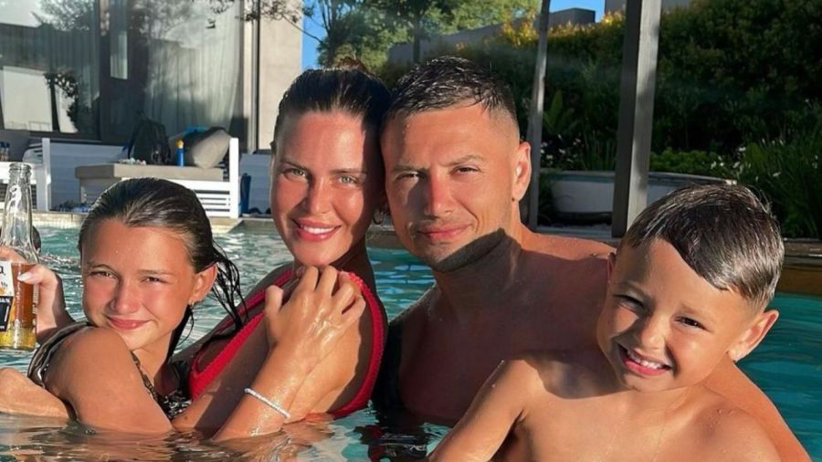 Natalie Weber junto a su marido, Mauro Zárate y sus hijos, Mia y Rocco. 