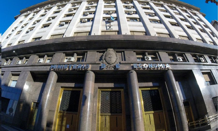 El Ministerio de Economía prepara medidas frenar la sangría de dólares del Banco Central