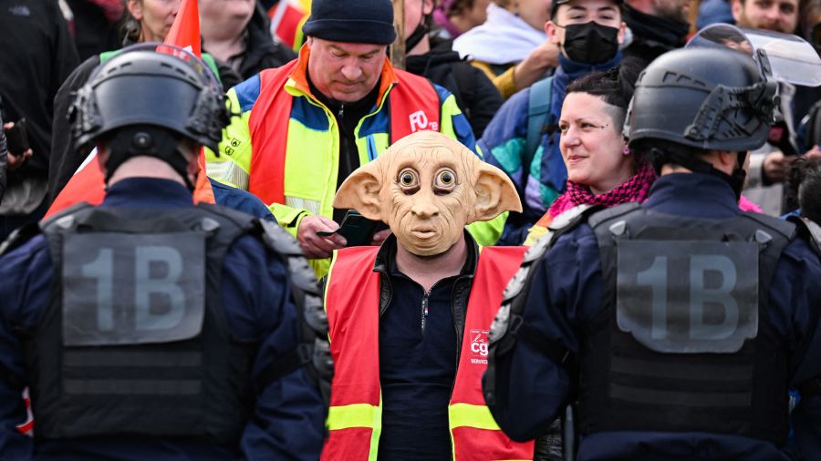 Fotogaleria Un manifestante con una máscara de Dobby, el personaje de la casa-elfo de Harry Potter, frente a gendarmes franceses durante una manifestación