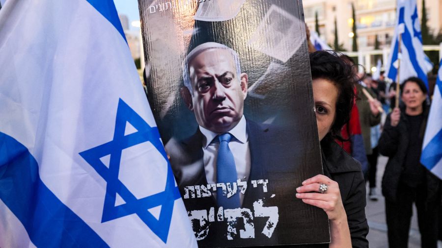 Fotogaleria Una manifestante se cubre la cara con un cartel contra el primer ministro israelí, Benjamin Netanyahu, durante una marcha contra el proyecto de ley de reforma judicial del Gobierno, en Tel Aviv