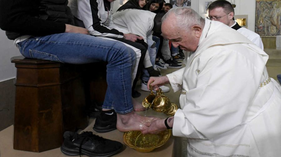 El papa Francisco lavó hoy los pies de 12 jóvenes detenidos en Roma 20230406