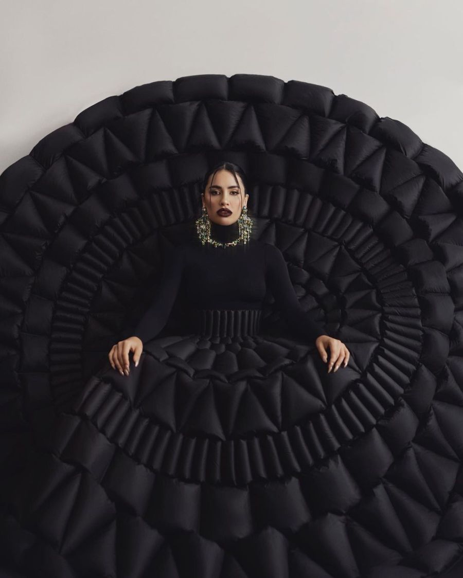 Lali Espósito puso de pies a cabeza a Instagram con sus extravagantes Total black looks