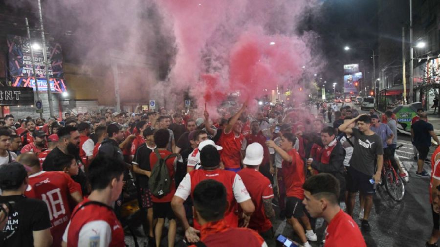 Disturbios en la sede de Independiente 20230411