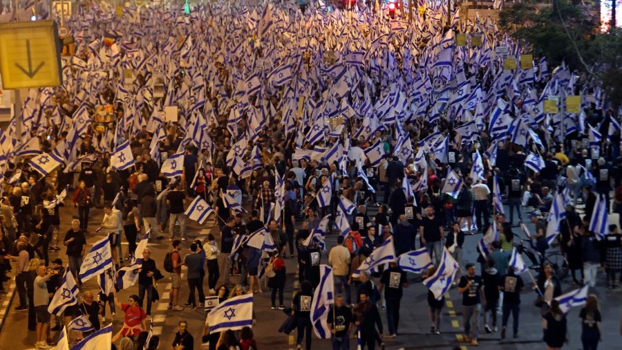 Fotogaleria Manifestantes participan en las manifestaciones contra el proyecto de reforma judicial del gobierno en Tel Aviv, Israel