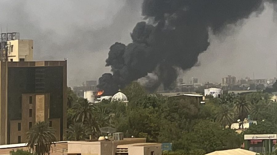Columnas de humo en una zona residencial de Khartoum, este domingo. Sudán vive horas críticas.