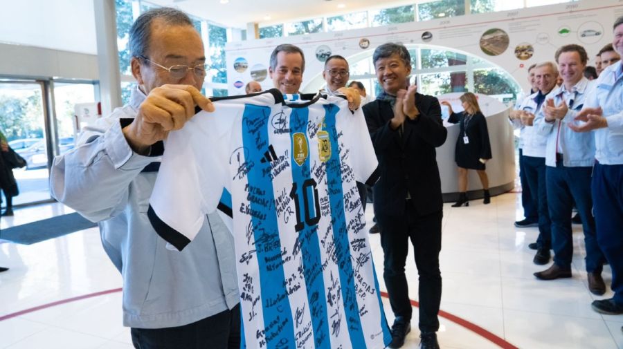 Takeshi Uchiyamada con la camiseta argentina