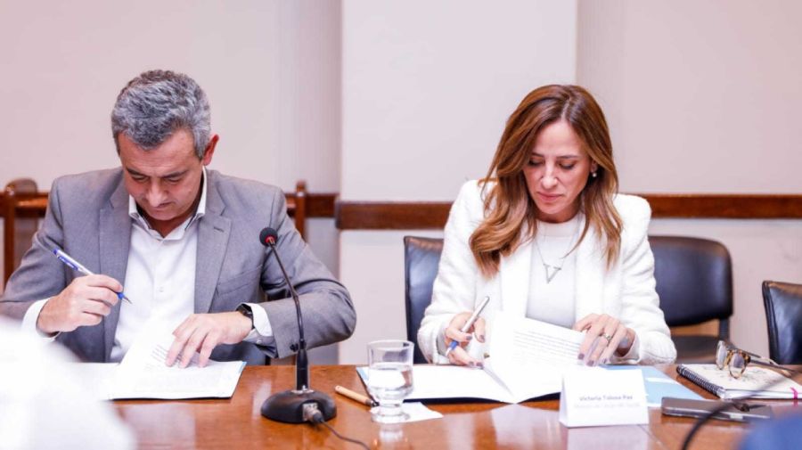 Firma de convenios entre Jorge Taiana, Victoria Tolosa Paz y Pablo Javkin.
