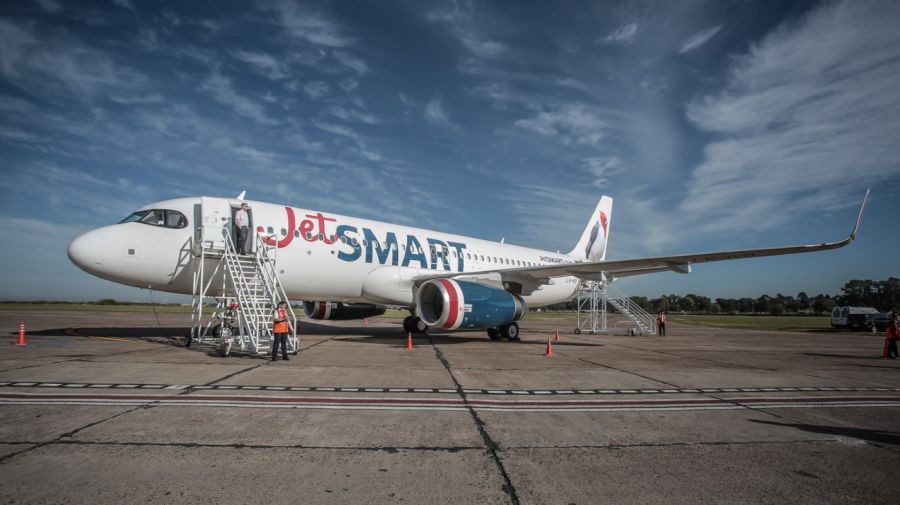 A JetSMART plane.