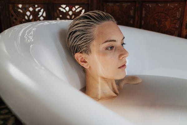 Bañarse con agua caliente o fría puede afectar la calidad del sueño