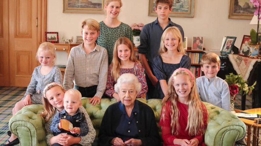Elizabeth II con algunos de sus nietos y bisnietos