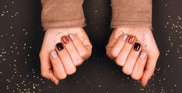 10 manicuras elegantes que te rejuvenecen la mano