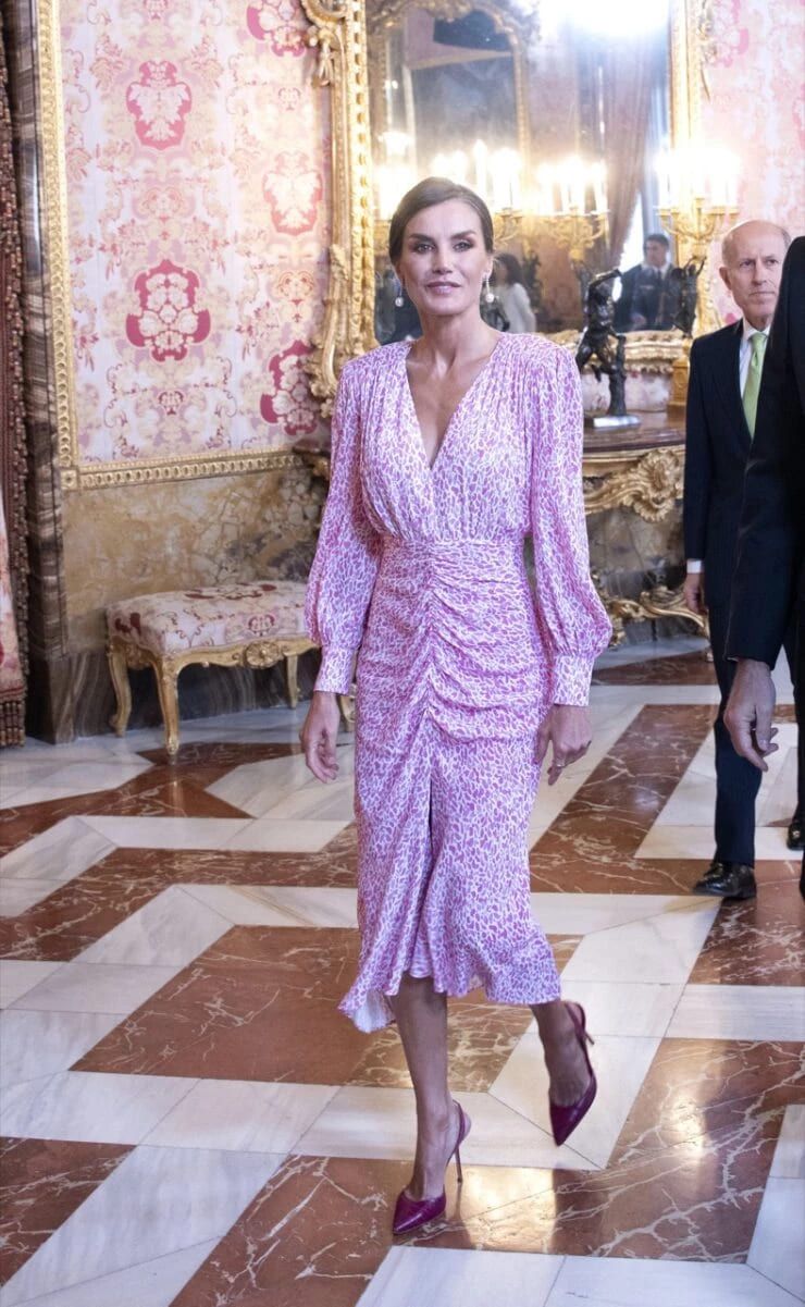 La reina Letizia sabe cómo lucir una alternativa colorida del animal print
