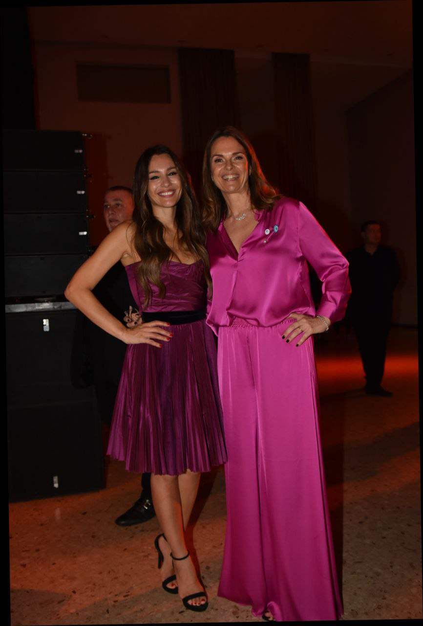 Pampita marcó tendencia con su vestido al vuelo en la gala Multiplicar Conciencia
