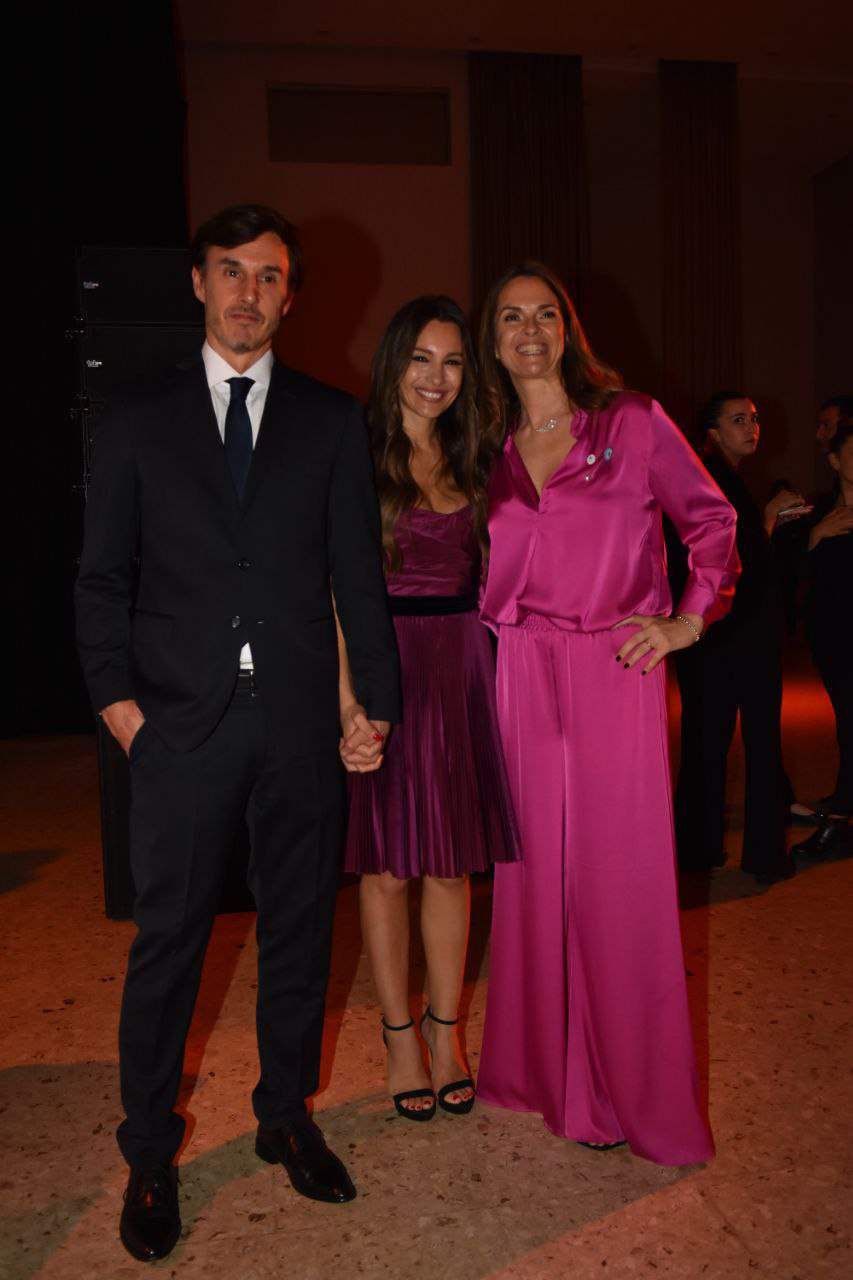 Pampita marcó tendencia con su vestido al vuelo en la gala Multiplicar Conciencia