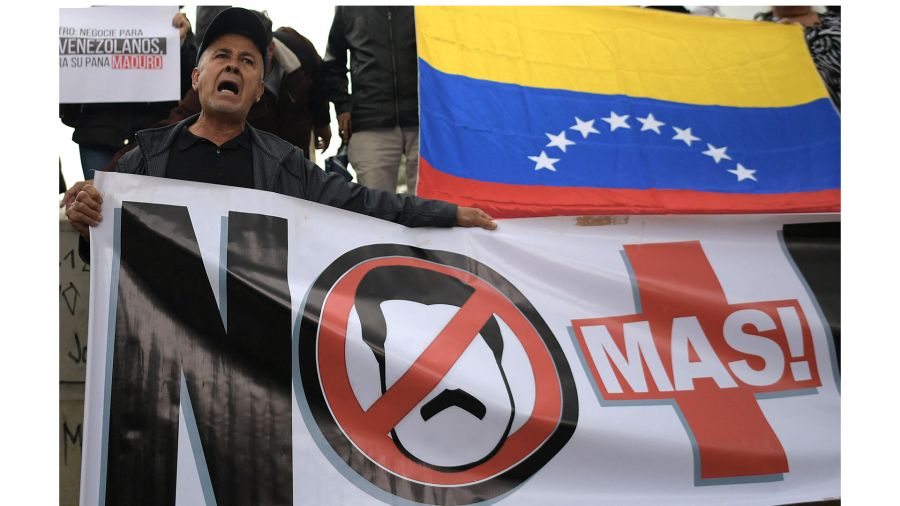 Fotogaleria Un ciudadano venezolano residente en Colombia protesta contra la conferencia internacional sobre el proceso político en Venezuela celebrada en Bogotá