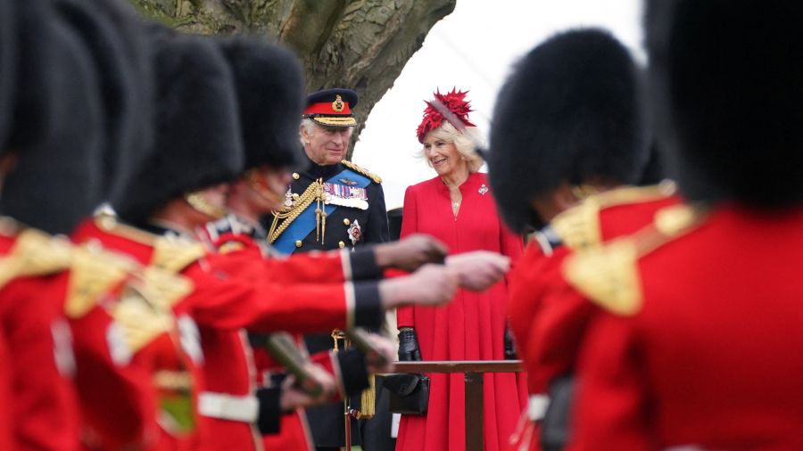 Fotogaleria El rey Carlos III de Gran Bretaña y la reina consorte Camilla ante la Compañía del Rey de la Guardia de Granaderos