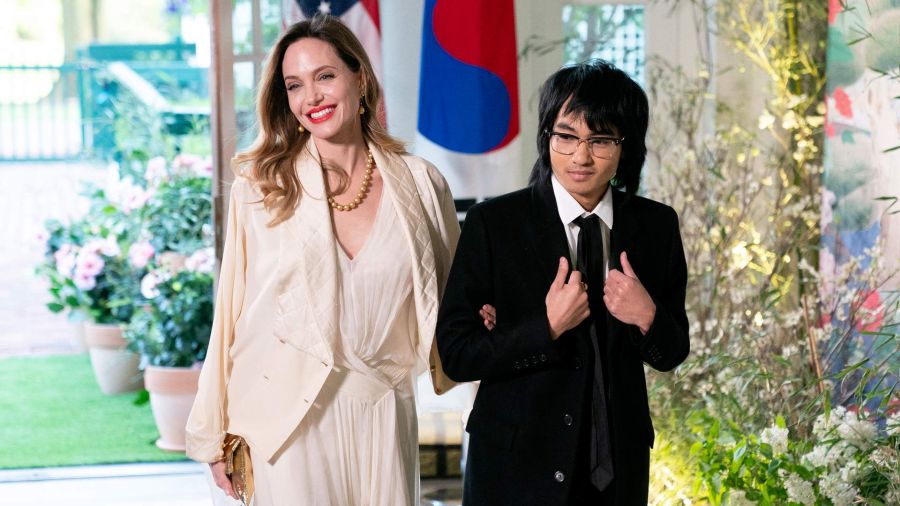 Fotogaleria La actriz estadounidense Angelina Jolie y su hijo Maddox llegan a la Cena de Estado en honor del presidente surcoreano Yoon Suk Yeol, en la Casa Blanca en Washington, DC