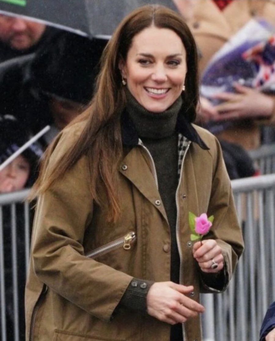 Kate Middleton con un look canchero: polera y borcegos