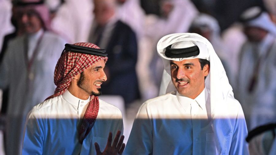 El jeque Jassim bin Hamad al-Thani (izq), junto a su hermano, el emir Tamim bin Hamad al-Thani, en una foto en el Mundial de Qatar.