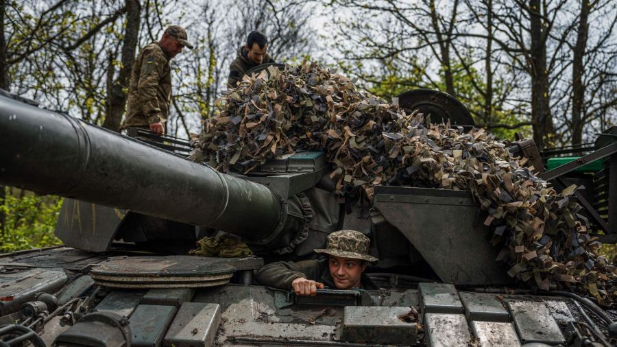 Fotogaleria Militares ucranianos preparan un tanque, en una posición cerca de la ciudad fronteriza de Bajmut, en la región de Donetsk, en medio de la invasión rusa de Ucrania
