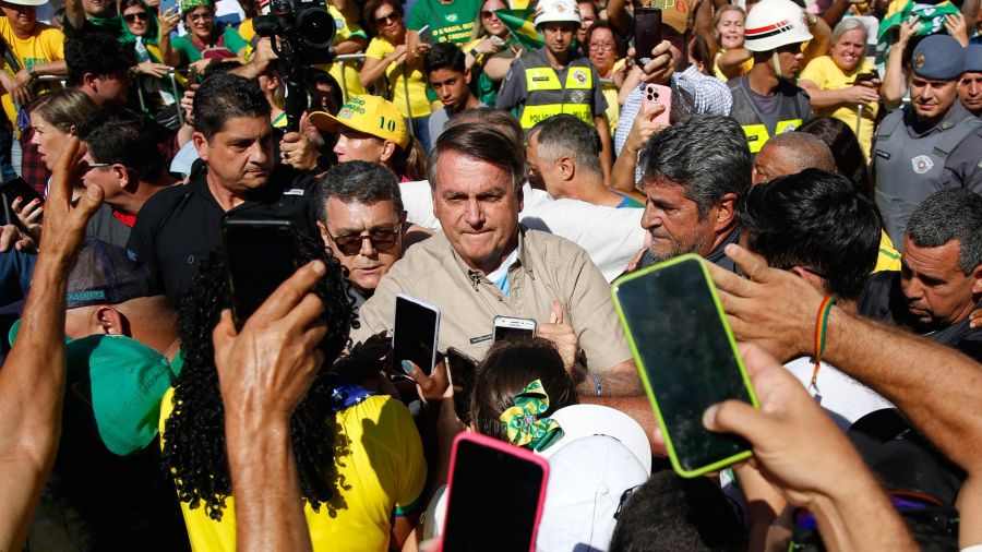 Fotogaleria El expresidente brasileño Jair Bolsonaro saluda a sus seguidores antes de la feria Agrishow en Ribeirao Preto, Sao Paulo, Brasil