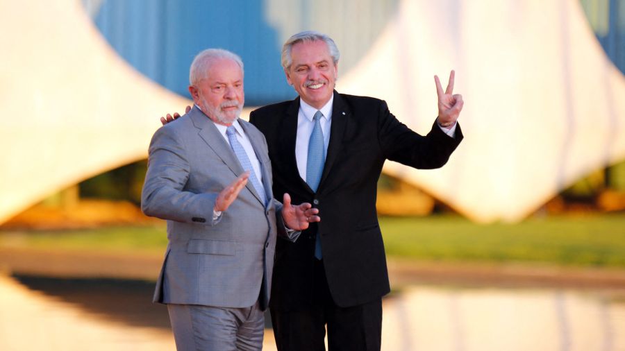 Fotogaleria El presidente brasileño, Luiz Inácio Lula da Silva saluda al presidente argentino, Alberto Fernández, en el Palacio de la Alvorada, en Brasilia