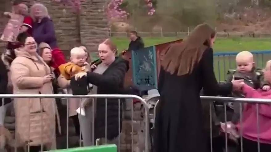 Un bebé le robó a Kate Middleton y su reacción se convirtió en viral 