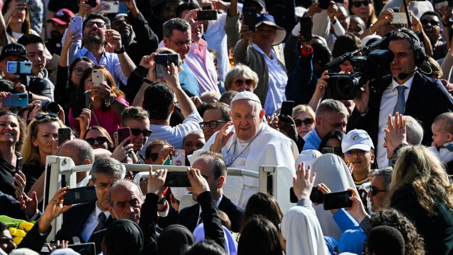 Fotogaleria El papa Francisco saluda a los asistentes a su llegada en el papamóvil para la audiencia general en la plaza de San Pedro del Vaticano