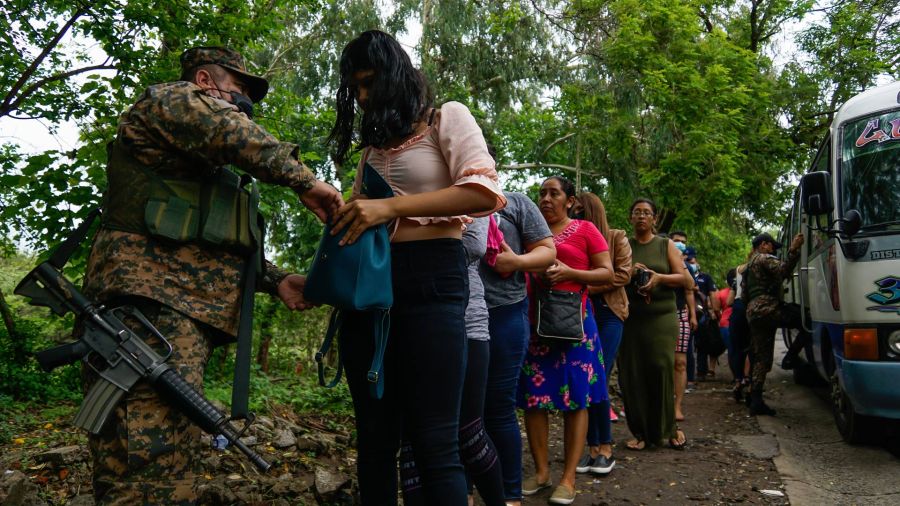 Fotogaleria Imagen de militares salvadoreños realizando un operativo de seguridad en transporte público, en el departamento de San Salvador, El Salvador