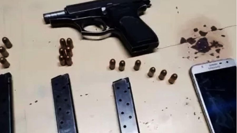 Alumno en jardín con una pistola y 18 balas en su mochila