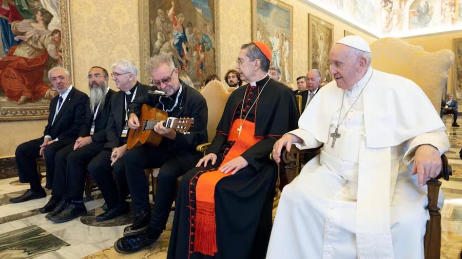 León Gieco cantó ante el papa Francisco