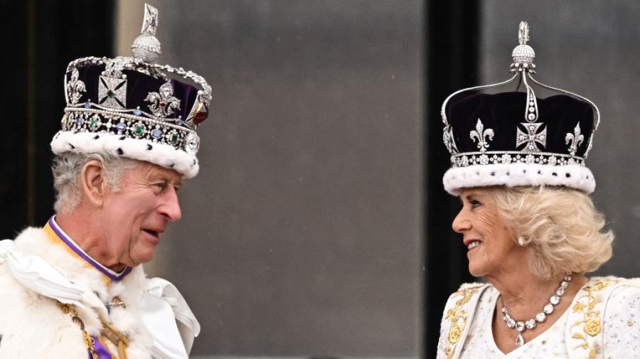 Carlos III y Camilla saludaron a la multitud en el balcón del palacio