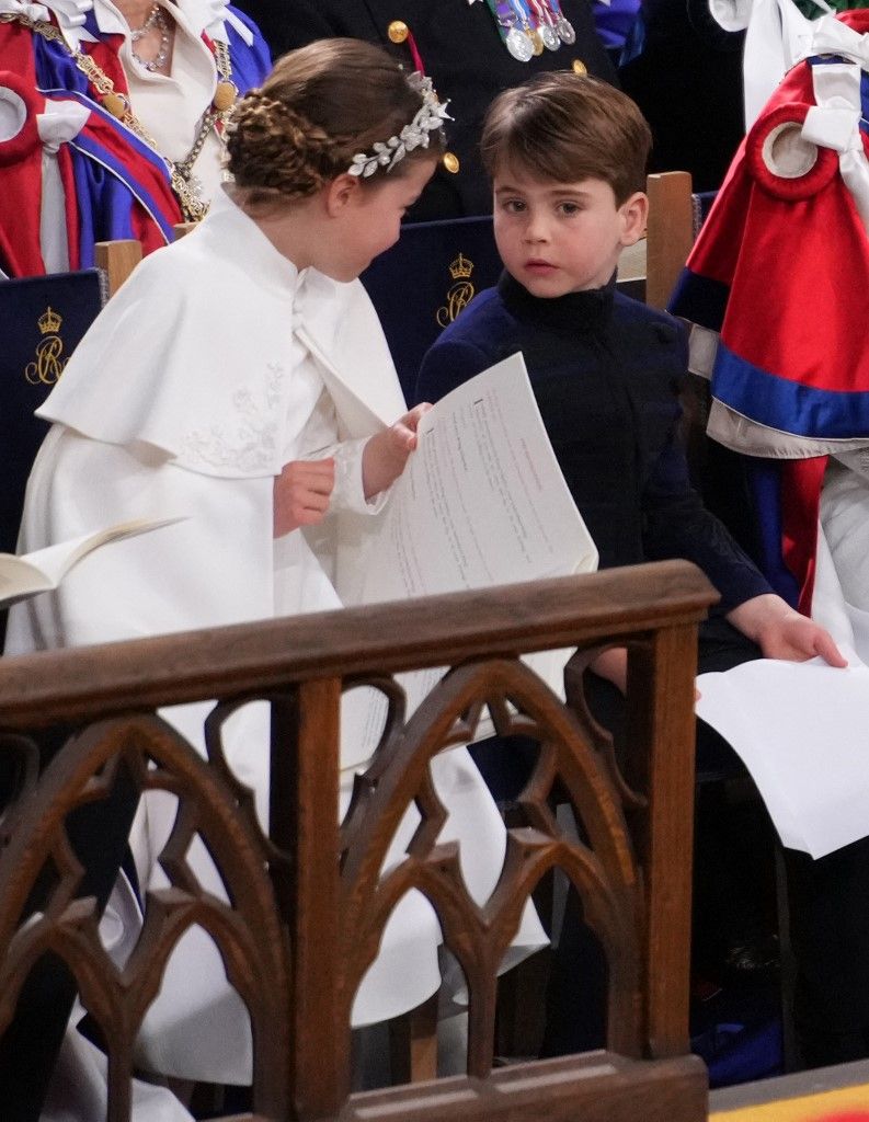 Gestos, charlas y bostezos de la princesa Carlota junto al príncipe Luis en la coronación de su abuelo