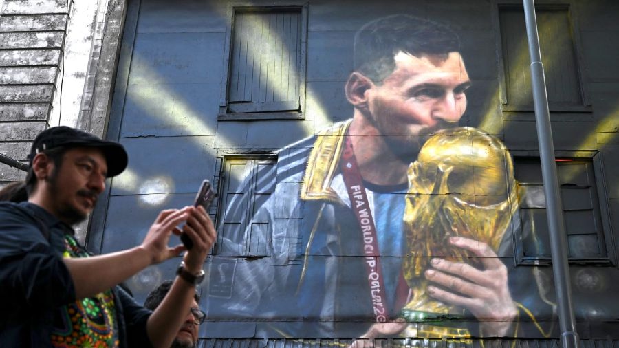Fotogaleria Un hombre toma fotos mientras camina por una pintura mural que representa a la estrella del fútbol argentino Lionel Messi, en Buenos Aires