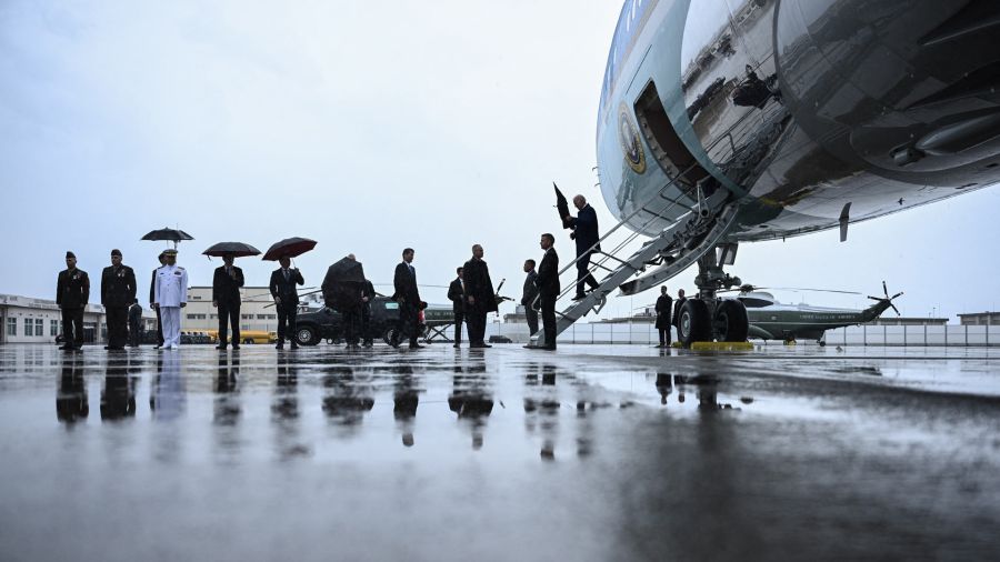 Fotogaleria El presidente de EE.UU. Joe Biden desembarca del Air Force One a su llegada a la base del Cuerpo de Marines de EE.UU. en Iwakuni, antes de la Cumbre de Líderes del G7 en Hiroshima