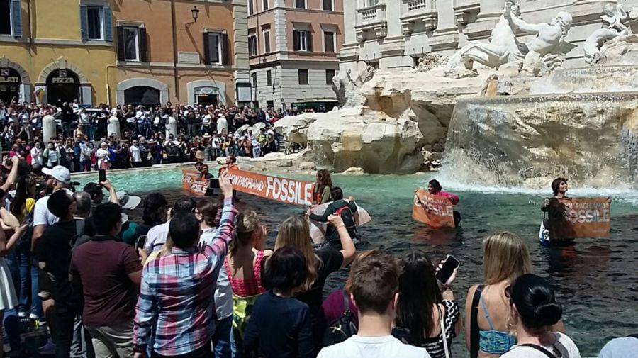 La Fontana Di Trevi tuvo un espectáculo extra para turistas, con una protesta de ecologistas.