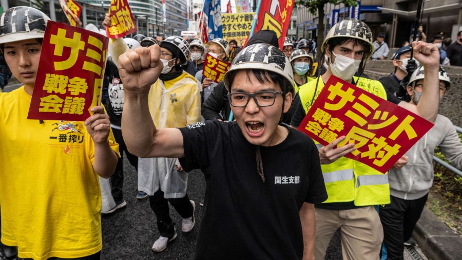 Fotogaleria Manifestantes contra el G7 marchan por una calle de Hiroshima, mientras los líderes mundiales se reúnen durante la Cumbre del G7