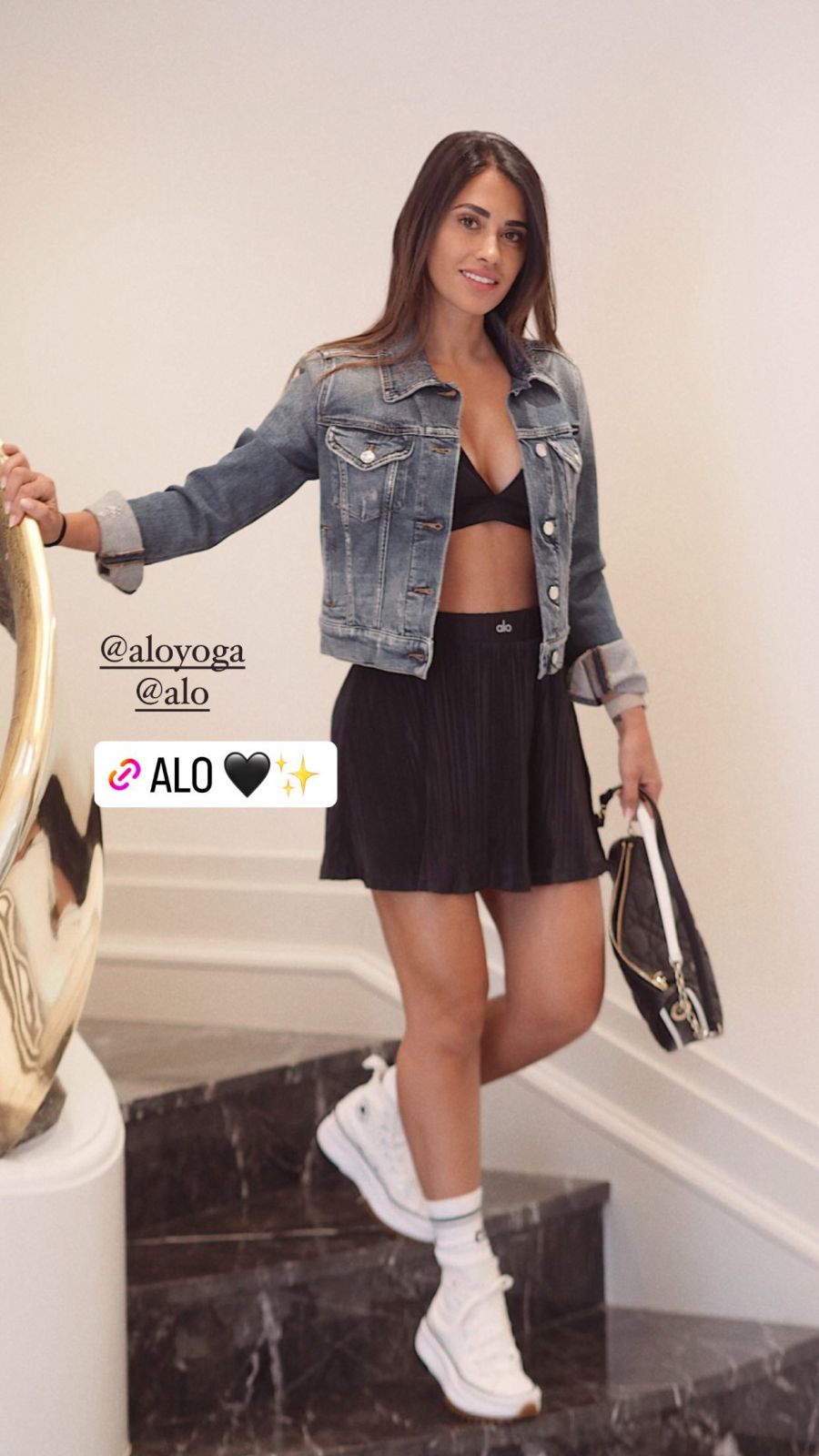 Antonela Roccuzzo made an impact with a set with a tennis skirt and jean jacket