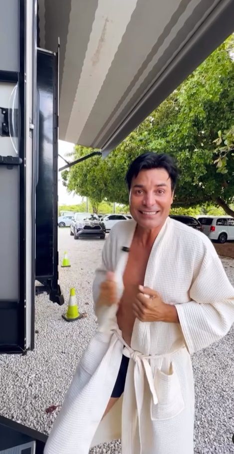 Chayanne and the photo in a robe that turned on the networks: 